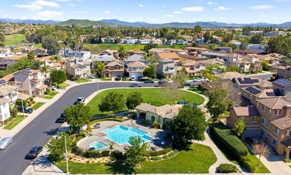 26242 Heritage Union Ln, Murrieta CA 92563 – 门禁社区公园与泳池Spa · 本房源出门即正对绿地公园 | Gated Community Park, Pool & Spa · Directly Across from the Home