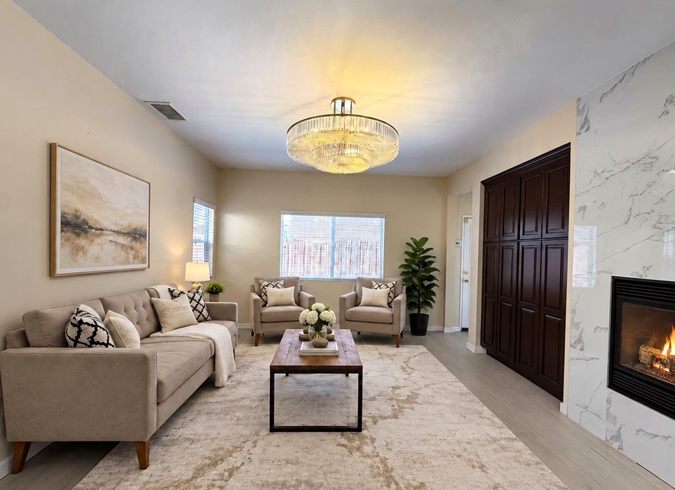 26242 Heritage Union Ln, Murrieta CA 92563 – 挑高客厅 · 全屋升级浅木色地板与大理石纹理壁炉 | Living Room · Upgraded Wood-Style Flooring & Fireplace